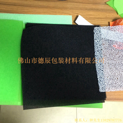 過濾海綿也稱網(wǎng)狀海綿，爆破海綿。聚氨酯過濾海綿由普通開孔軟泡高溫爆破開孔加工而成，爆破除掉了泡沫網(wǎng)絡(luò)之間原有的氣泡膜，得到了主體骨架網(wǎng)狀結(jié)構(gòu)。
過濾海綿的空隙率高達97%，具有優(yōu)異的透氣性、良好的柔軟性和較高的機械強度。
