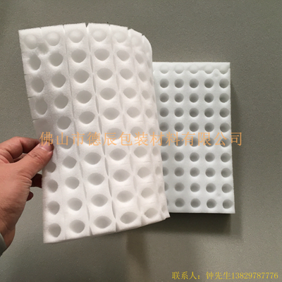 實(shí)用無土栽培海綿，包括海綿本體，所述海綿本體的正面分割成若干個(gè)海綿小塊，所述海綿本體的正面且與海綿小塊相對應(yīng)的位置開設(shè)有半圓形凹槽。本實(shí)用新型通過設(shè)置海綿進(jìn)行無土栽培，海綿吸水性強(qiáng)和透氣性良好的優(yōu)點(diǎn)，便于儲存育苗所需的營養(yǎng)液，也便于種子生長時(shí)所需的呼吸作用，凹槽中的十字型切口用于容納種子根部的延伸，由于育苗對海綿材質(zhì)要求較高，所用的海綿應(yīng)選用無毒無害的材質(zhì)，不會對人體造成影響，當(dāng)培育的種子長大一些之后，可將每一小塊的海綿撕下，方便隨時(shí)移栽，解決了傳統(tǒng)無土栽培方式用具透氣性差和移栽不方便的問題，給栽培的工作帶來了便利，從而保障了植物的生長。