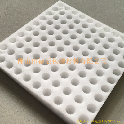 實(shí)用無土栽培海綿，包括海綿本體，所述海綿本體的正面分割成若干個(gè)海綿小塊，所述海綿本體的正面且與海綿小塊相對應(yīng)的位置開設(shè)有半圓形凹槽。本實(shí)用新型通過設(shè)置海綿進(jìn)行無土栽培，海綿吸水性強(qiáng)和透氣性良好的優(yōu)點(diǎn)，便于儲存育苗所需的營養(yǎng)液，也便于種子生長時(shí)所需的呼吸作用，凹槽中的十字型切口用于容納種子根部的延伸，由于育苗對海綿材質(zhì)要求較高，所用的海綿應(yīng)選用無毒無害的材質(zhì)，不會對人體造成影響，當(dāng)培育的種子長大一些之后，可將每一小塊的海綿撕下，方便隨時(shí)移栽，解決了傳統(tǒng)無土栽培方式用具透氣性差和移栽不方便的問題，給栽培的工作帶來了便利，從而保障了植物的生長。