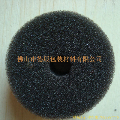 過濾海綿也稱網(wǎng)狀海綿，爆破海綿。聚氨酯過濾海綿由普通開孔軟泡高溫爆破開孔加工而成，爆破除掉了泡沫網(wǎng)絡(luò)之間原有的氣泡膜，得到了主體骨架網(wǎng)狀結(jié)構(gòu)。
過濾海綿的空隙率高達97%，具有優(yōu)異的透氣性、良好的柔軟性和較高的機械強度。
