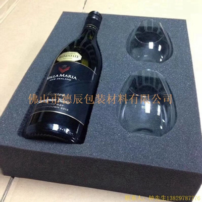 海綿內(nèi)托對(duì)各行各業(yè)產(chǎn)品起到絕緣、密封、防震、防塵、填充、隔音、固定，能夠保護(hù)包裝產(chǎn)品在運(yùn)輸過程中安然無恙，起到保護(hù)產(chǎn)品的一個(gè)作用，同時(shí)可以美化產(chǎn)品，提升產(chǎn)品檔次。