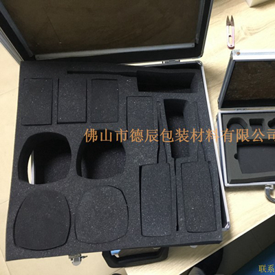 海綿內(nèi)托對(duì)各行各業(yè)產(chǎn)品起到絕緣、密封、防震、防塵、填充、隔音、固定，能夠保護(hù)包裝產(chǎn)品在運(yùn)輸過程中安然無恙，起到保護(hù)產(chǎn)品的一個(gè)作用，同時(shí)可以美化產(chǎn)品，提升產(chǎn)品檔次。