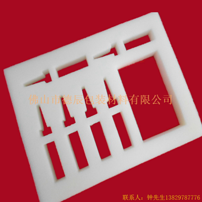 海綿內(nèi)托對(duì)各行各業(yè)產(chǎn)品起到絕緣、密封、防震、防塵、填充、隔音、固定，能夠保護(hù)包裝產(chǎn)品在運(yùn)輸過程中安然無(wú)恙，起到保護(hù)產(chǎn)品的一個(gè)作用，同時(shí)可以美化產(chǎn)品，提升產(chǎn)品檔次。
