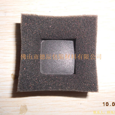 利用加熱鋁制模具對海綿進(jìn)行塑形。