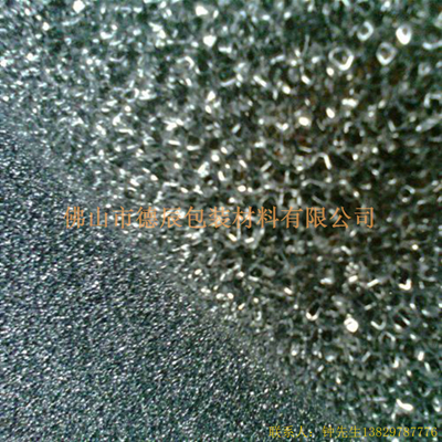 過濾海綿也稱網(wǎng)狀海綿，爆破海綿。聚氨酯過濾海綿由普通開孔軟泡高溫爆破開孔加工而成，爆破除掉了泡沫網(wǎng)絡(luò)之間原有的氣泡膜，得到了主體骨架網(wǎng)狀結(jié)構(gòu)。
過濾海綿的空隙率高達97%，具有優(yōu)異的透氣性、良好的柔軟性和較高的機械強度。
