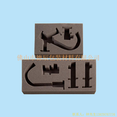 海綿內(nèi)托對(duì)各行各業(yè)產(chǎn)品起到絕緣、密封、防震、防塵、填充、隔音、固定，能夠保護(hù)包裝產(chǎn)品在運(yùn)輸過程中安然無(wú)恙，起到保護(hù)產(chǎn)品的一個(gè)作用，同時(shí)可以美化產(chǎn)品，提升產(chǎn)品檔次。