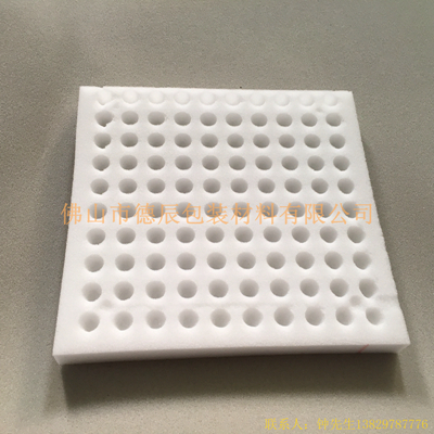 實(shí)用無土栽培海綿，包括海綿本體，所述海綿本體的正面分割成若干個(gè)海綿小塊，所述海綿本體的正面且與海綿小塊相對應(yīng)的位置開設(shè)有半圓形凹槽。本實(shí)用新型通過設(shè)置海綿進(jìn)行無土栽培，海綿吸水性強(qiáng)和透氣性良好的優(yōu)點(diǎn)，便于儲存育苗所需的營養(yǎng)液，也便于種子生長時(shí)所需的呼吸作用，凹槽中的十字型切口用于容納種子根部的延伸，由于育苗對海綿材質(zhì)要求較高，所用的海綿應(yīng)選用無毒無害的材質(zhì)，不會對人體造成影響，當(dāng)培育的種子長大一些之后，可將每一小塊的海綿撕下，方便隨時(shí)移栽，解決了傳統(tǒng)無土栽培方式用具透氣性差和移栽不方便的問題，給栽培的工作帶來了便利，從而保障了植物的生長。