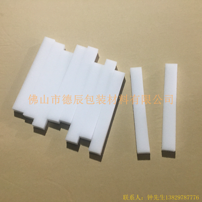 醫(yī)用防護(hù)面罩的海綿主要起到緩沖面部（主要是額頭）與PVC膠片的作用，起到密封的作用，因?yàn)楹＞d柔軟的特點(diǎn)，從而讓額頭與膠片完美的貼合，加上海綿柔軟與舒適性使得醫(yī)生在佩戴面罩的時(shí)候非常舒適。